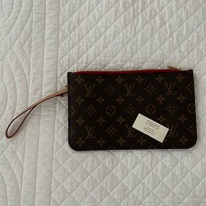 Louis Vuitton Neverfull Pochette in classic monogram with cherry interior